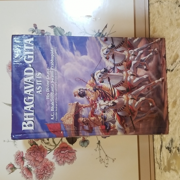 Bhagavad-Gita As It Is by A.C. Bhaktivedanta Swami Prabhupāda - Picture 1 of 10